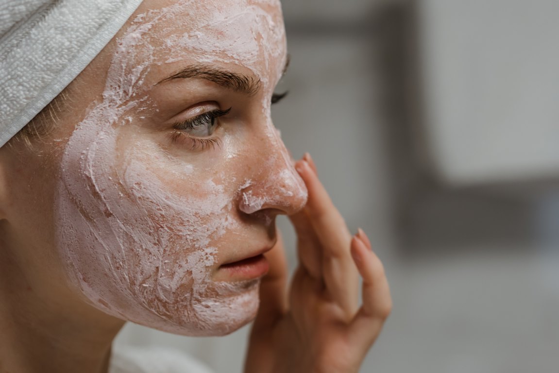 Oczyszczanie skóry głowy za pomocą maseczek z glinki – przewodnik krok po kroku