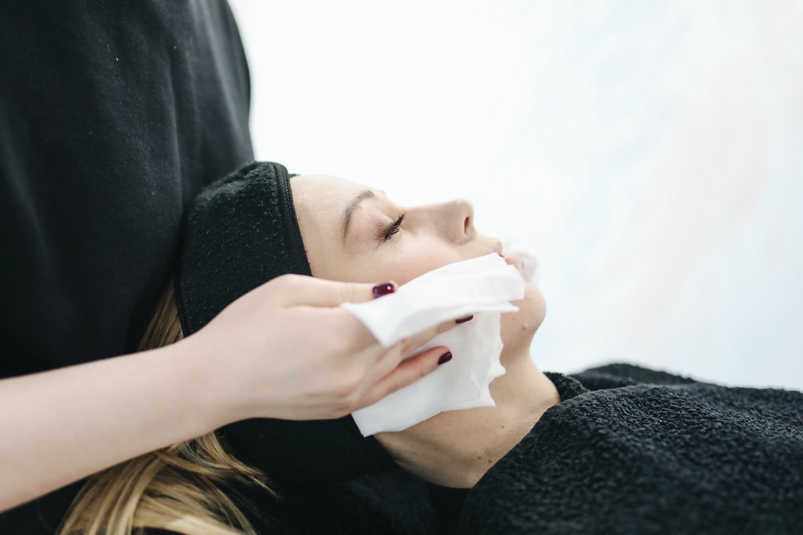 Oczyszczanie skóry twarzy za pomocą ultradźwięków – jak bardzo jest pomocne?