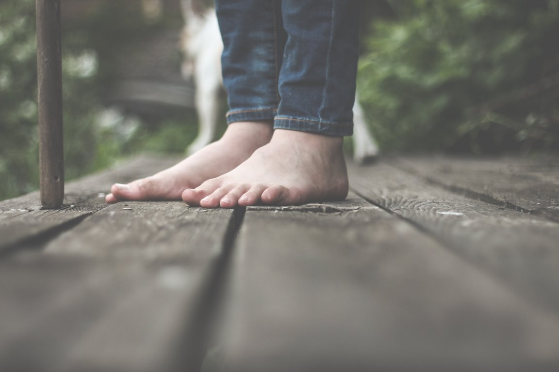 Zstępująca skóra na stopach – dlaczego, jak sobie radzić?